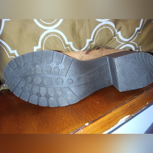 Pure Sole Beige Boots Size 8M - Picture 3 of 9